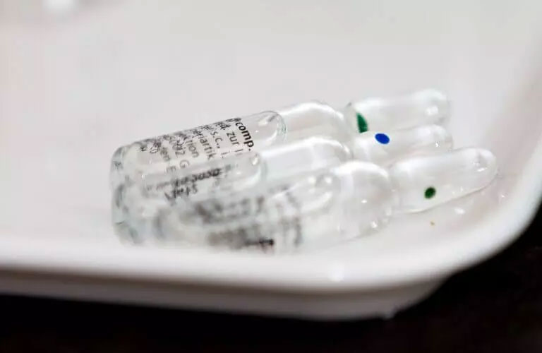 Medizinische Ampullen auf einer Schale